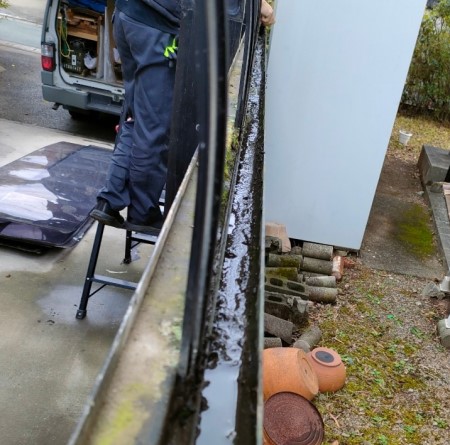 カーポートフレームの溝　苔汚れ　清掃後